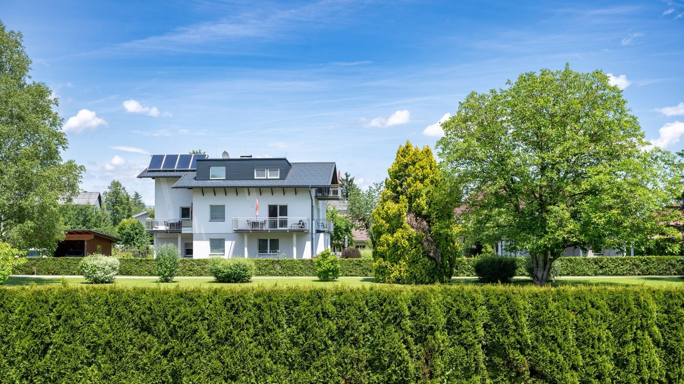 Apartmenthaus Jesse am Klopeiner See – Außenansicht mit gepflegtem Garten