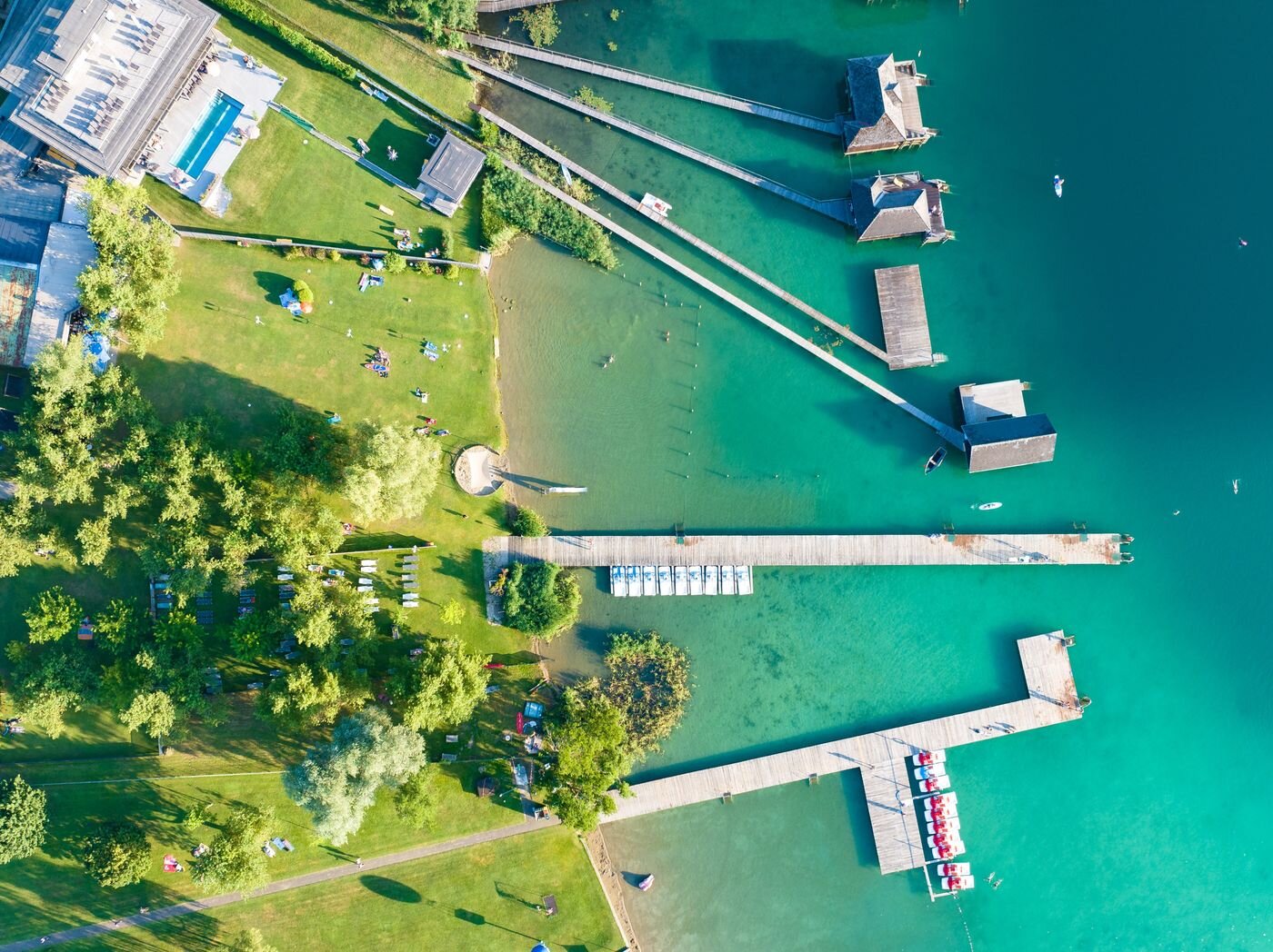 Gartenanlage mit Apartmenthaus und freistehendem Ferienhaus am Klopeiner See