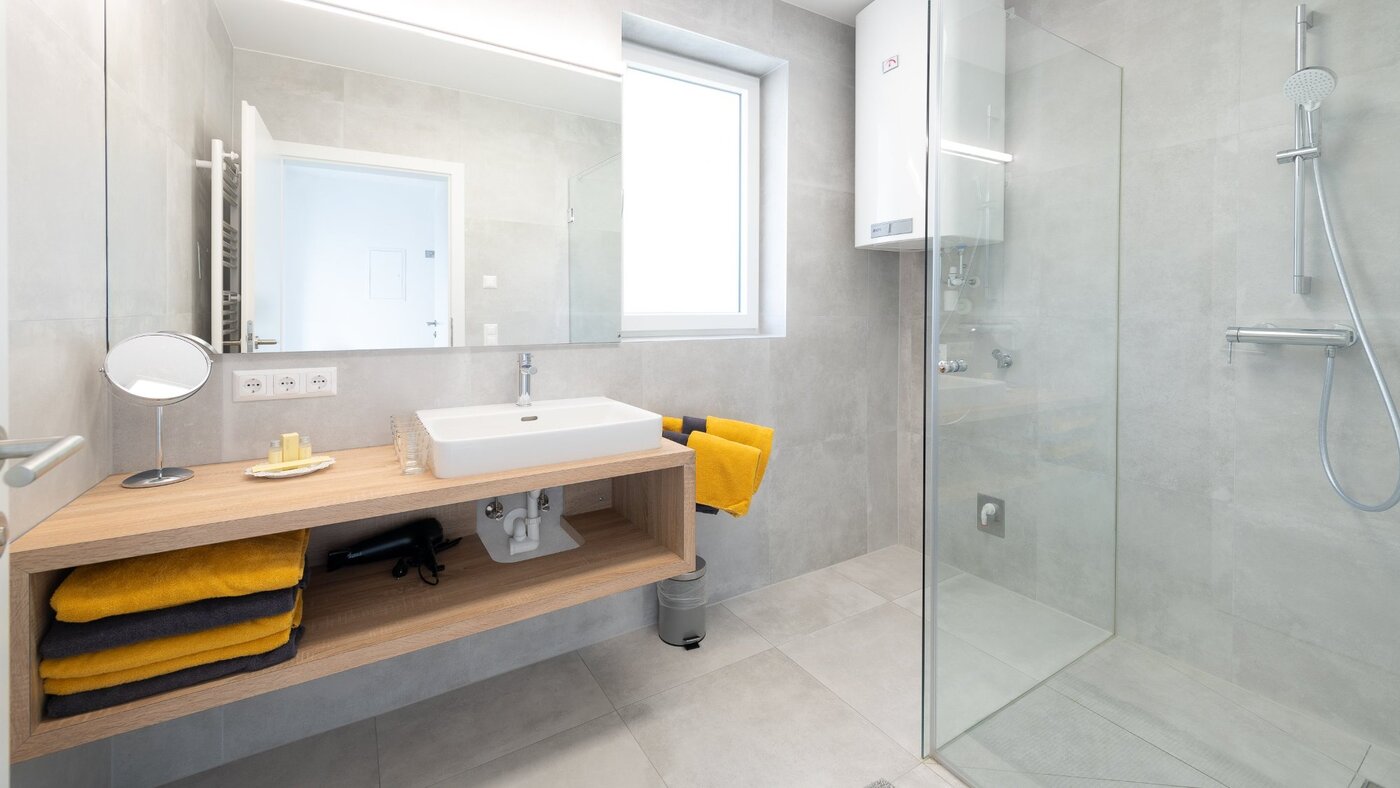 Modernes Badezimmer mit ebenerdiger Walk-in Dusche und Holzwaschtisch