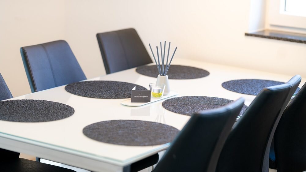 Detailansicht der bequemen Betten mit gelben Zierkissen