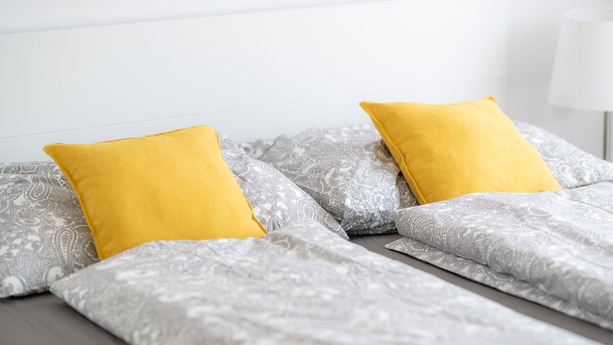 Esstisch für 6 Personen mit herzlicher Willkommenskarte