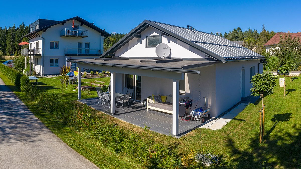 Ferienhaus am Klopeiner See mit überdachter Terrasse und Gartenblick