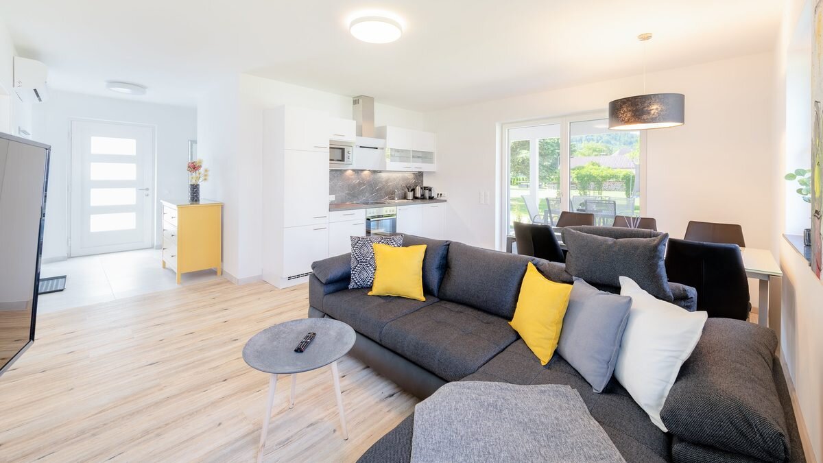 Wohnbereich mit großen Fenstertüren und direktem Terrassenzugang