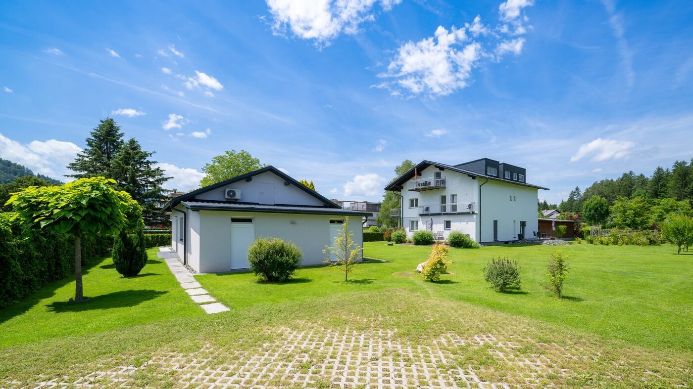 Luftaufnahme der Ostbucht des Klopeiner Sees mit Stegen und Hotels