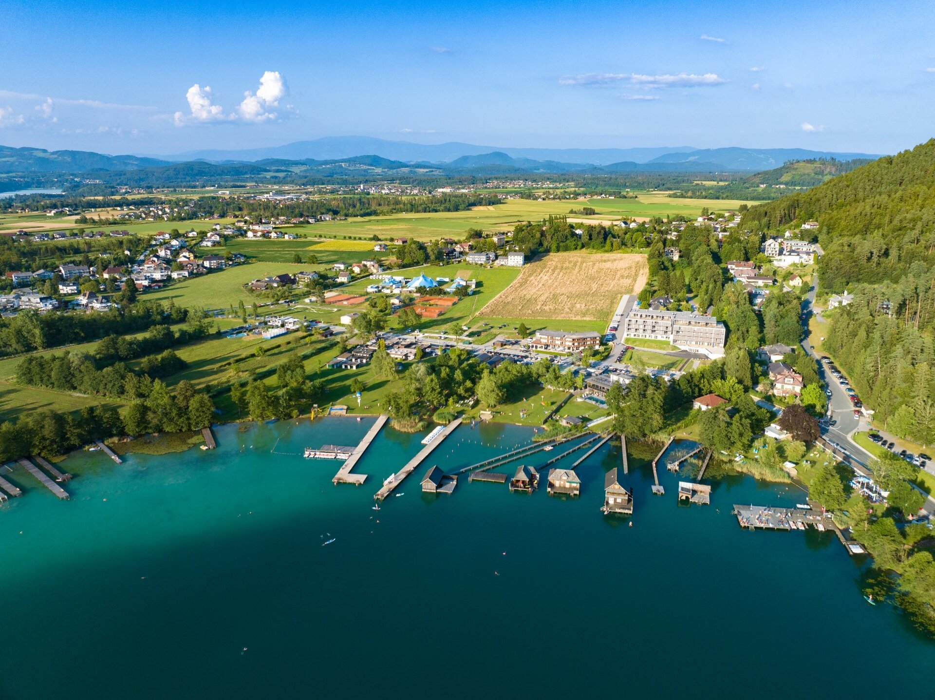 Panorama der Ostbucht des Klopeiner Sees im Sommer mit Bergen im Hintergrund