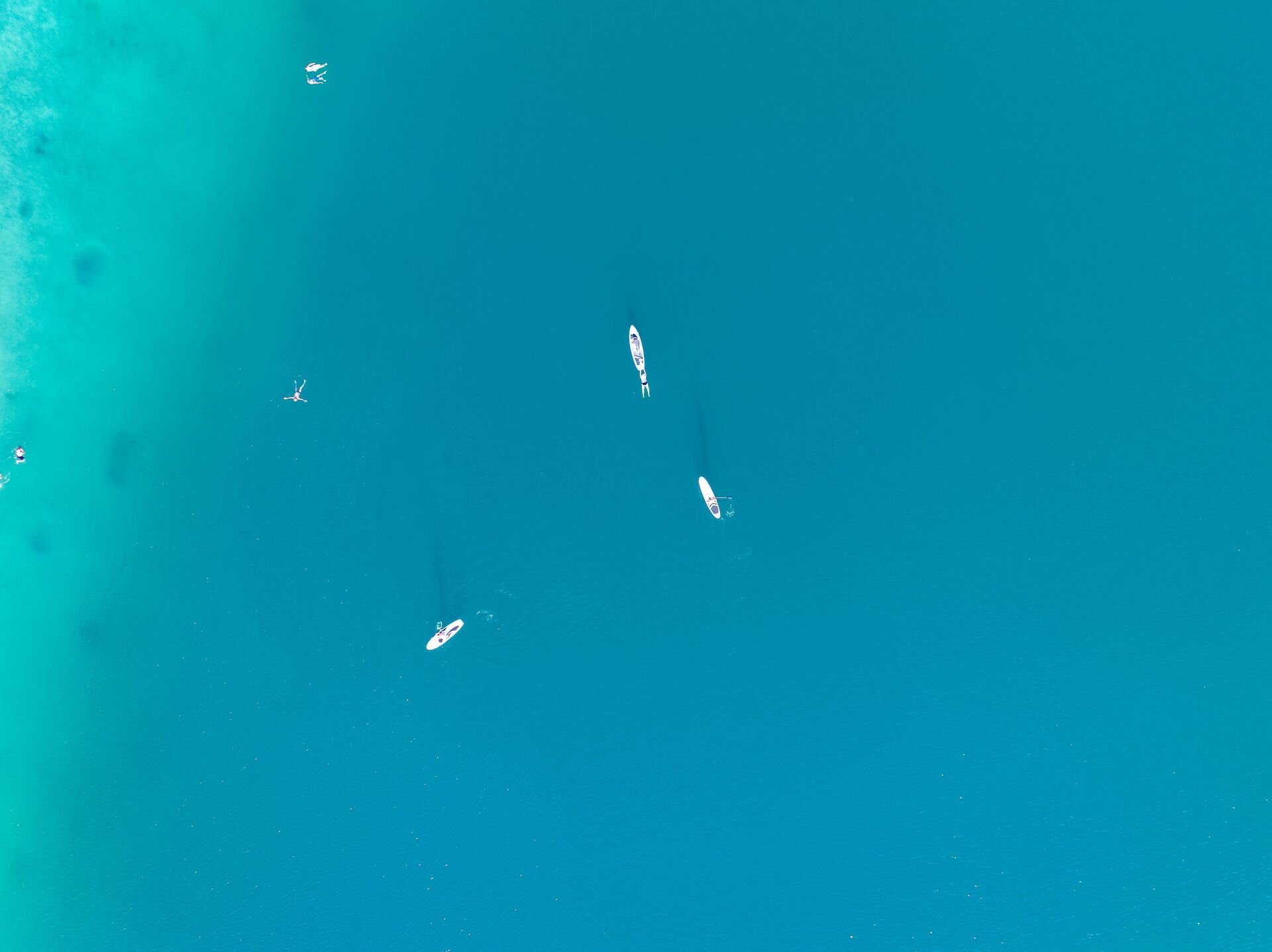 Klopeiner See mit türkisblauem Wasser – wärmster Badesee Europas in Südkärnten