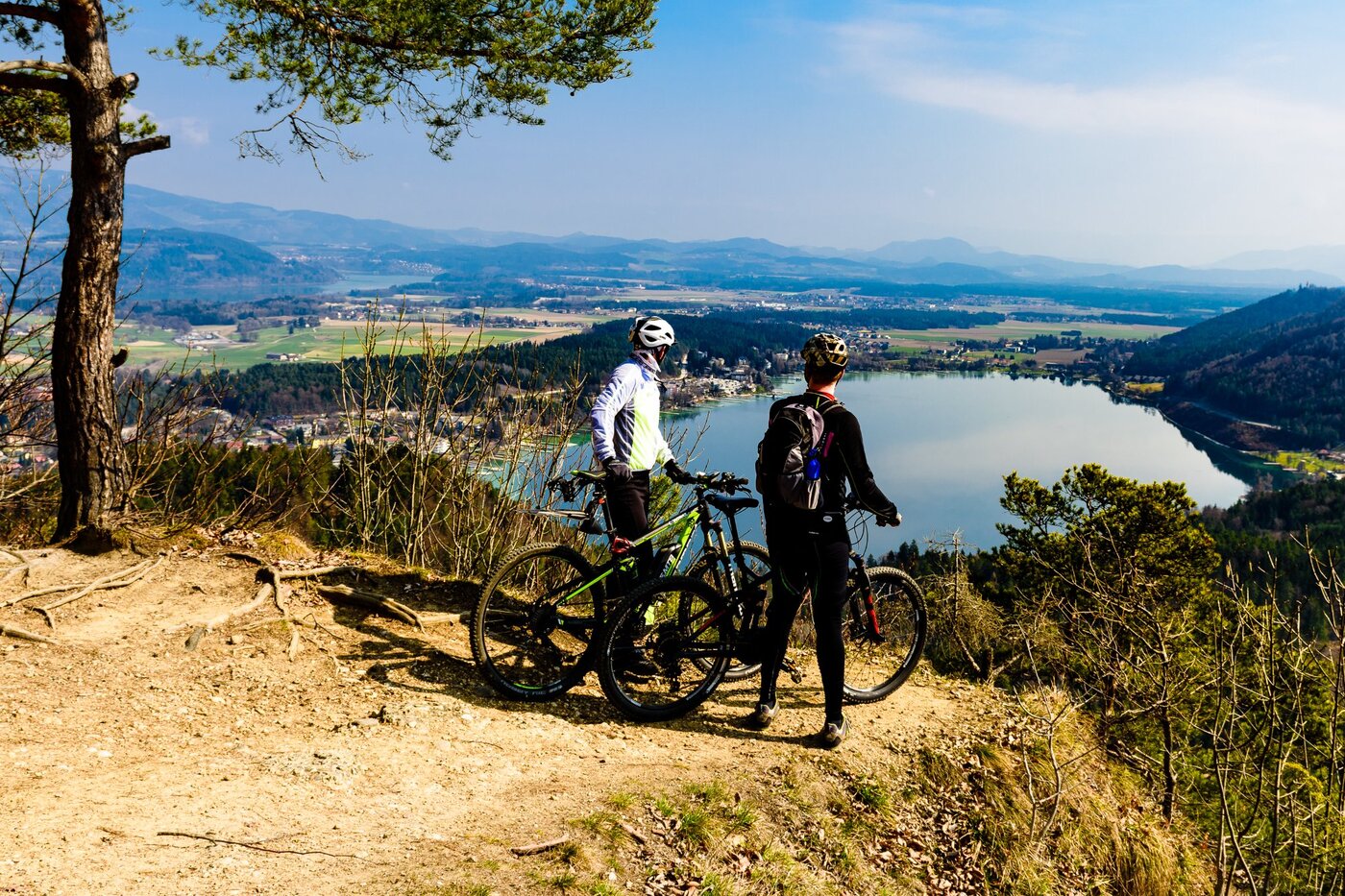 Mountainbiker am Kitzelberg mit Panoramablick auf den Klopeiner See und die Karawanken